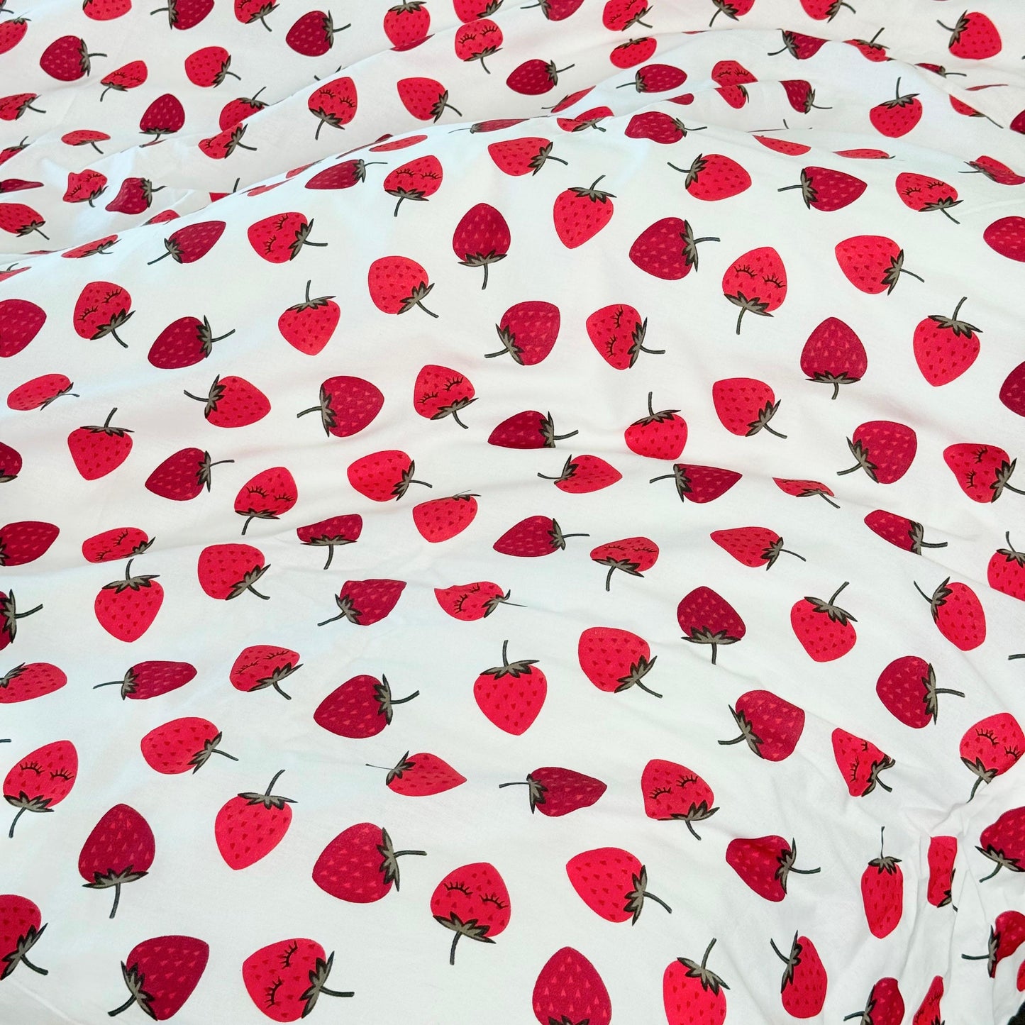 COMFYB 100% COTTON REVERSIBLE BED SET STRAWBERRY