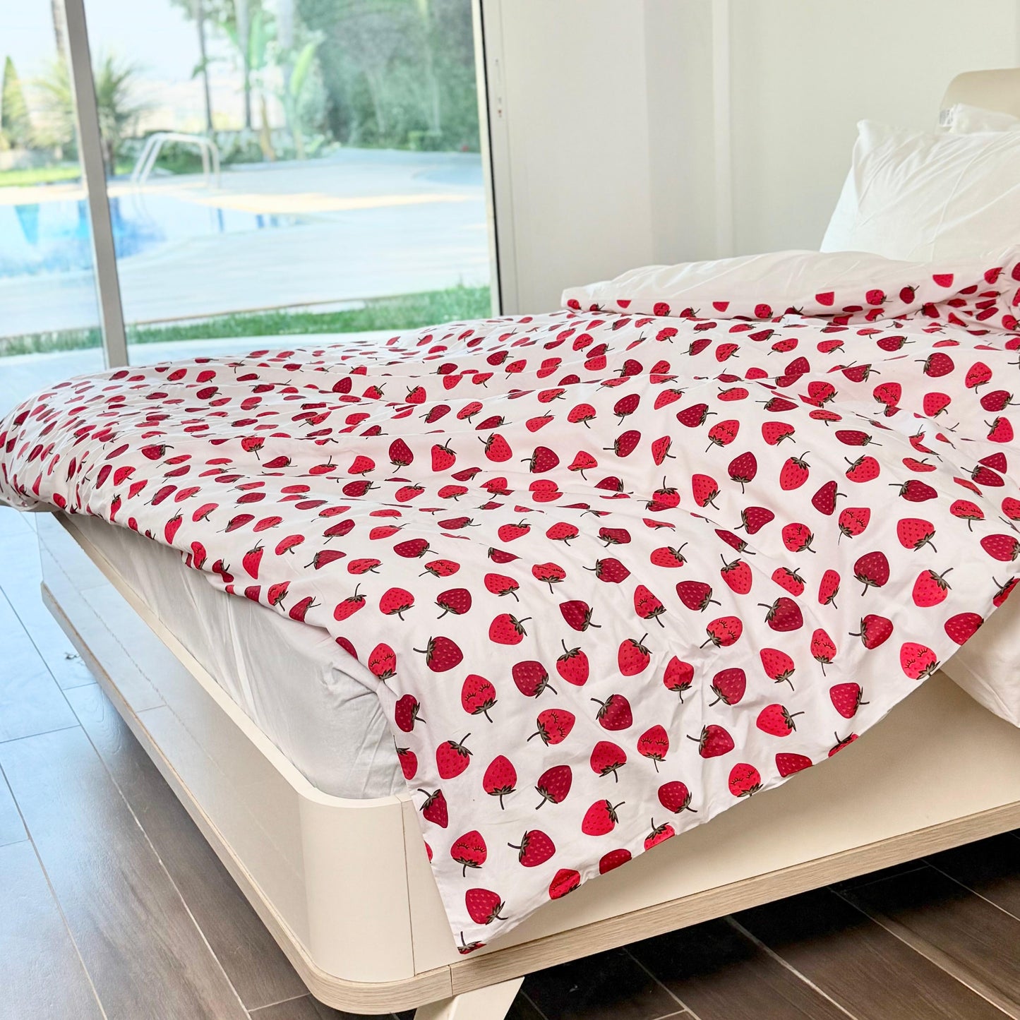 COMFYB 100% COTTON REVERSIBLE BED SET STRAWBERRY