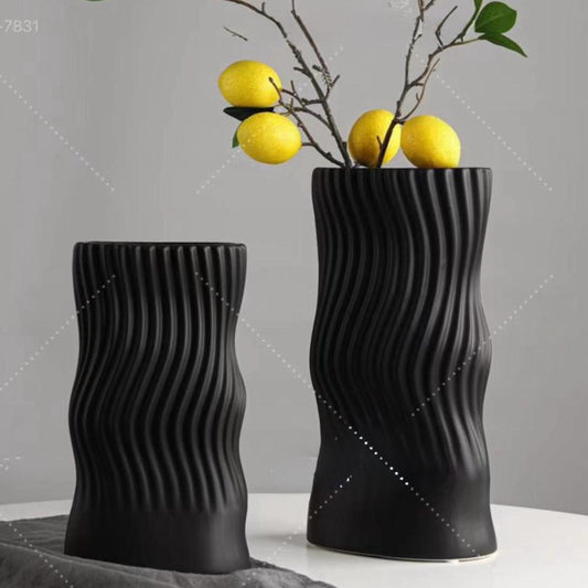 PORCELAIN WAVES VASE BLACK