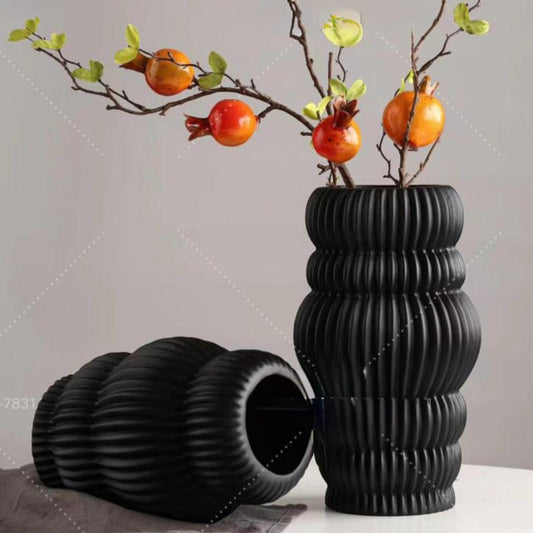 PORCELAIN RING VASE BLACK